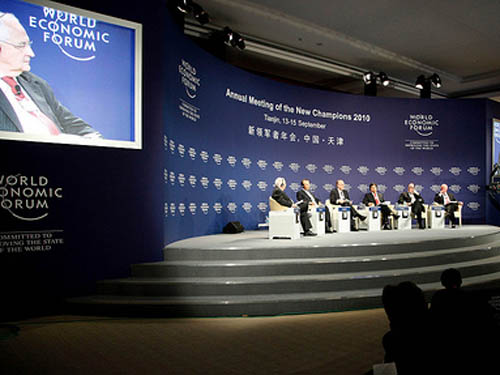 全球經(jīng)濟(jì)展望會(huì)議在天津召開，商務(wù)禮儀服務(wù)展現(xiàn)專業(yè)風(fēng)采